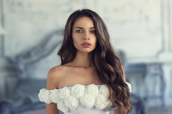 Mujer en vestido de noche elegante — Foto de Stock