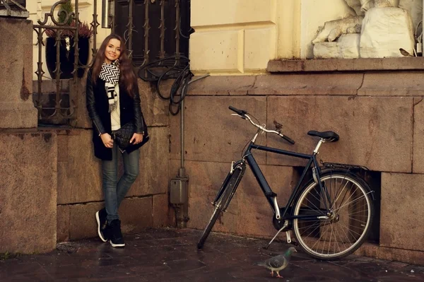 Retrato ao ar livre da menina com bicicleta . — Fotografia de Stock