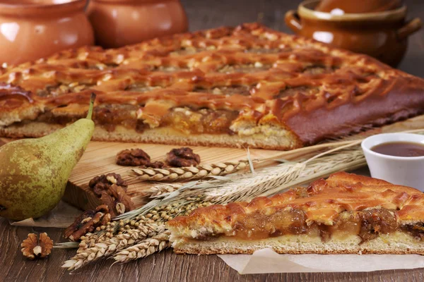 Пиріг з грушею, горіхом і медом — стокове фото