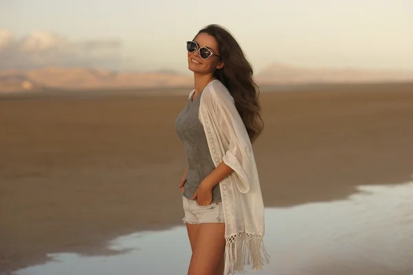 Jovem bela mulher no litoral do mar — Fotografia de Stock