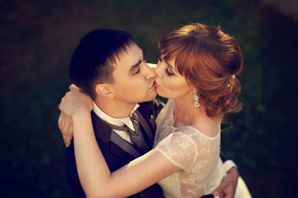 Couple marié embrasser et embrasser — Photo