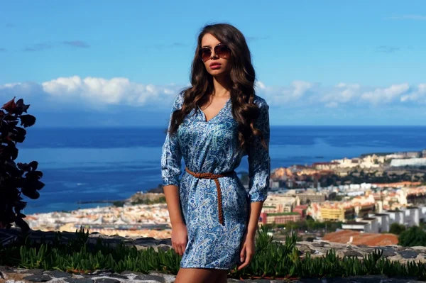 Chica con estilo en mini vestido azul — Foto de Stock