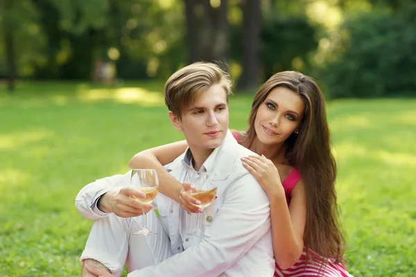 Pareja romántica en el parque — Foto de Stock