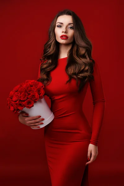 Hölgy vörösben rózsákkal — Stock Fotó