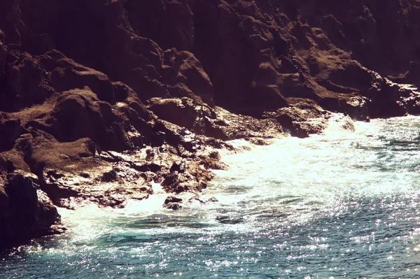 Costa rocosa y agua del océano — Foto de Stock