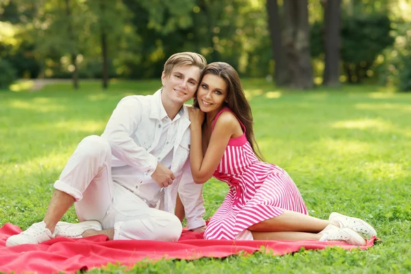 Romantiska par på picknick — Stockfoto