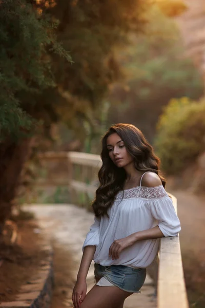 Donna con lunghi capelli ricci — Foto Stock