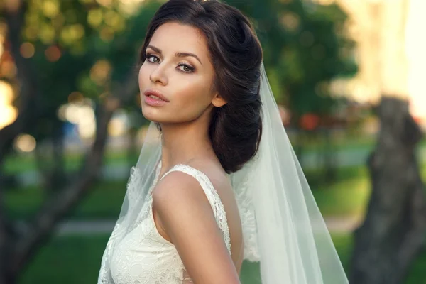 Giovane bella sposa — Foto Stock