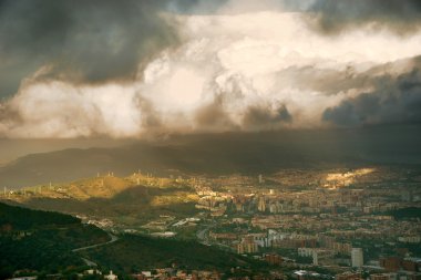 Barcelona üzerinde havadan görünümü 