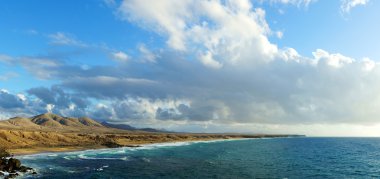 büyük kayalar ve plaj sahil şeridine
