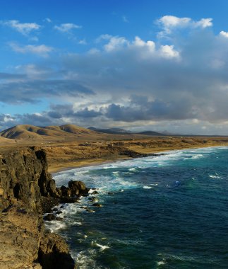 kayalar ve kum plaj sahil şeridine