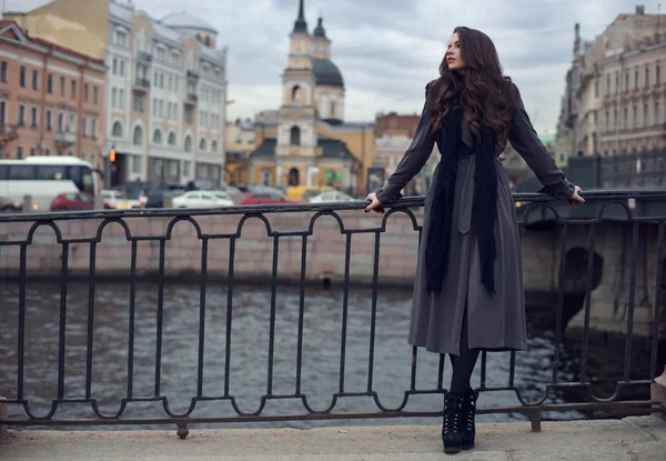 Гламурная девушка в стильном пальто — стоковое фото
