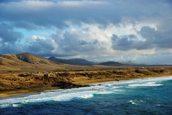 Litoral com rochas enormes e praia arenosa — Fotografia de Stock