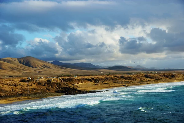 Kust med enorma klippor och sandstrand — Stockfoto