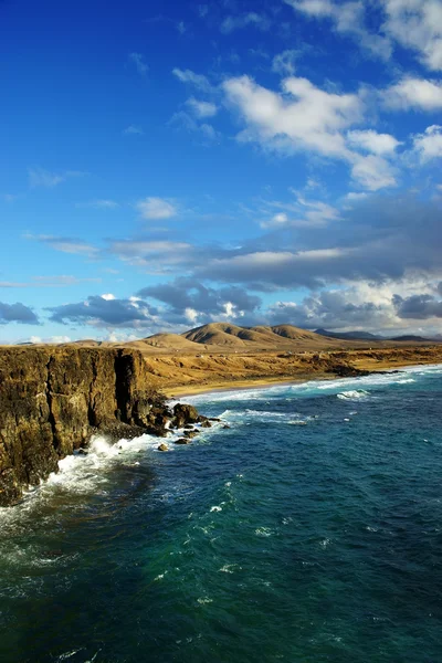 Kust med enorma klippor och sandstrand — Stockfoto