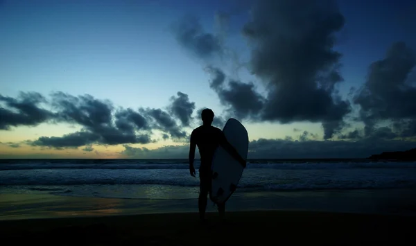 Silueta de surfista al atardecer —  Fotos de Stock