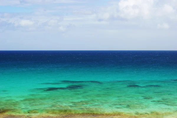 Oceano e céu azul com nuvens — Fotografia de Stock