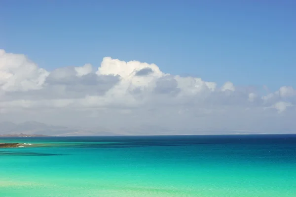 Prachtige blauwe en groene Oceaan — Stockfoto