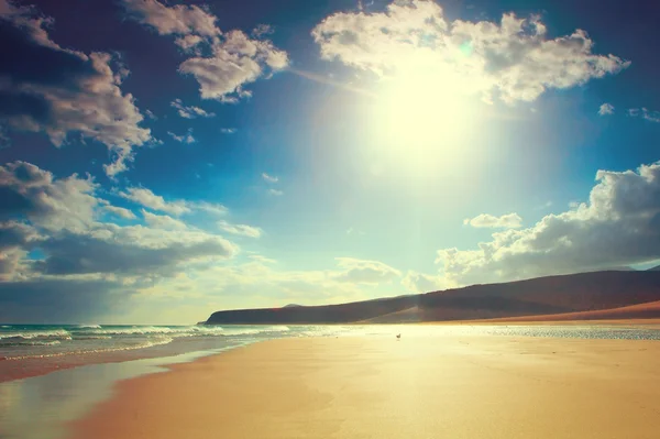 Praia de areia tropical bonita — Fotografia de Stock