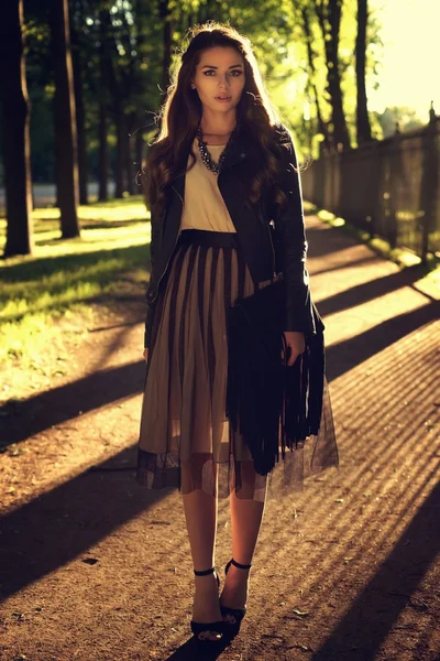 Menina bonita no parque ao pôr do sol — Fotografia de Stock