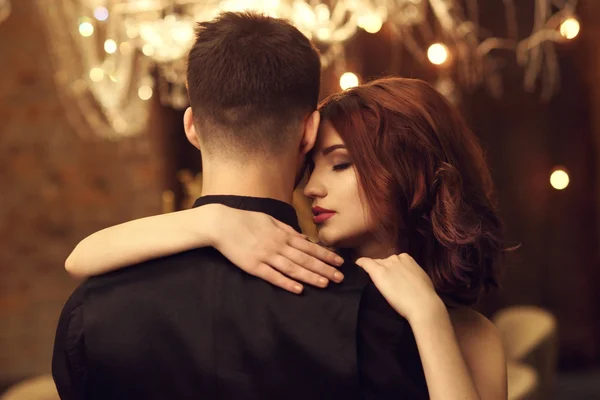 Kırmızılı kadın duymak onu adam sarılma