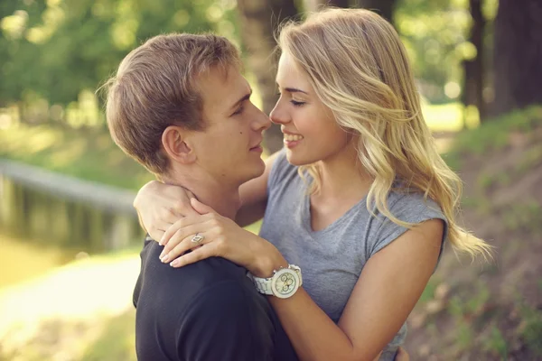 Pareja romántica en el parque — Foto de Stock