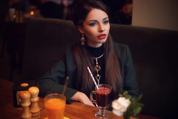 Schöne stilvolle Mädchen im Café — Stockfoto