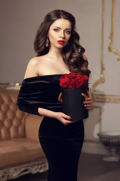 Senhora com rosas vermelhas — Fotografia de Stock