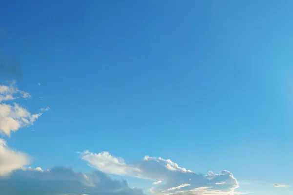 Nuages dans le ciel bleu — Photo