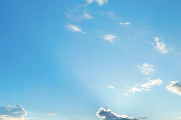 Nuages dans le ciel bleu — Photo