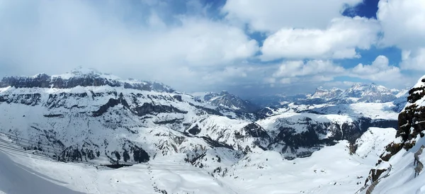 白雪皑皑的冬天山 — 图库照片