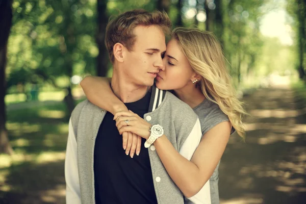 Encantadora pareja abrazándose en el parque de verano — Foto de Stock