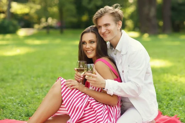 Pareja joven en el picnic — Foto de Stock