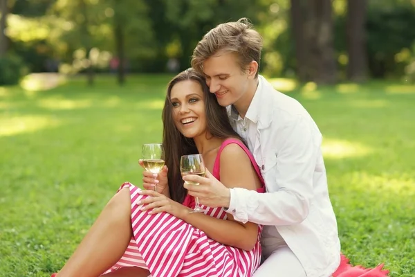 Unga par på picknick — Stockfoto