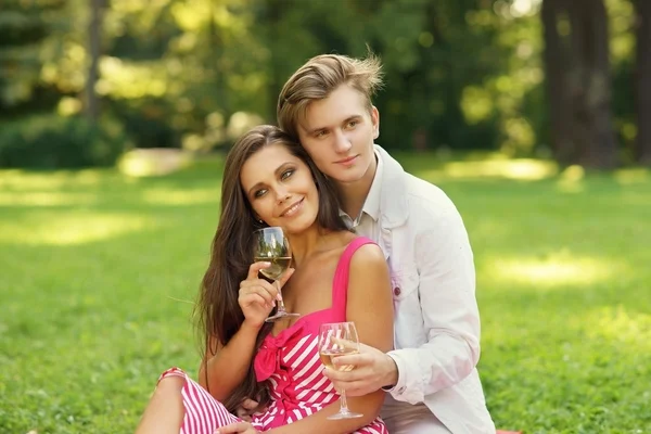 Pareja joven en el picnic — Foto de Stock