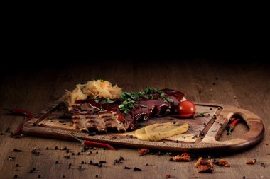 Bağlantı noktası biftek kırmızı sos ile