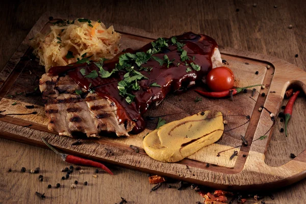 Přístav steak s omáčkou z červeného — Stock fotografie