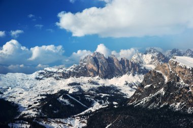 dağlar güneşli bir bahar