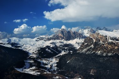 dağlar güneşli bir bahar