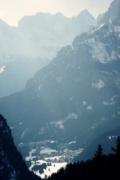 Foggy winter morning in mountains — Stock Photo, Image