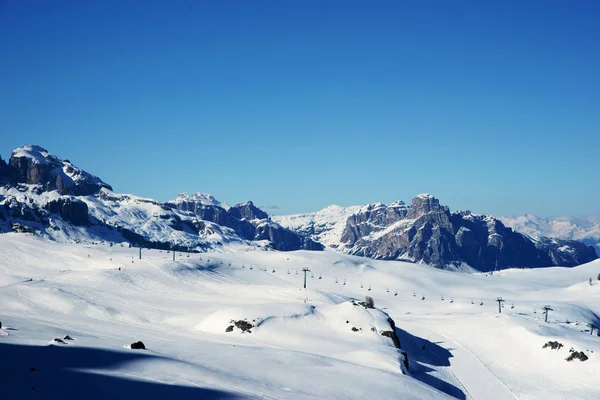 白雪皑皑的冬天山 — 图库照片