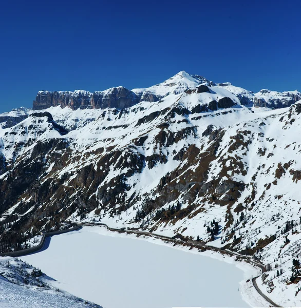 Straße und verschneiter Berg — Stockfoto