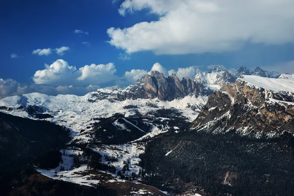 dağlar güneşli bir bahar