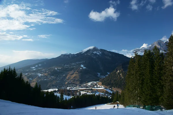 Skiing resort on a sunny day — Stock Photo, Image