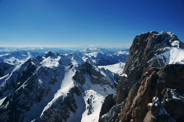 在雪的群峰的风景 — 图库照片