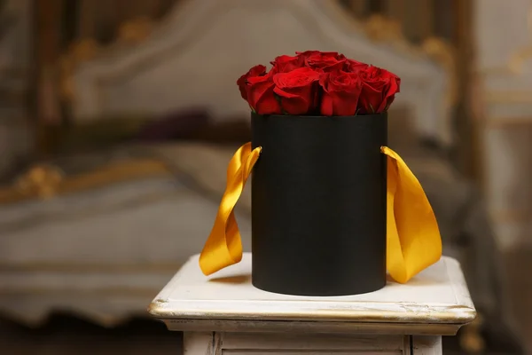 Rosas vermelhas em caixa preta — Fotografia de Stock