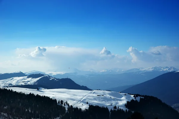 Montanhas nevadas e céu azul — Fotografia de Stock