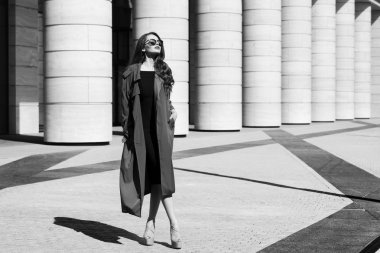 Dinamik genç kadın portresi