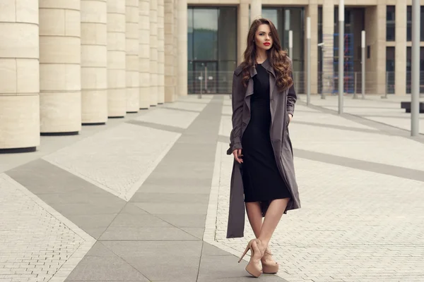 Mujer de negocios bastante hermosa en vestido negro elegante — Foto de Stock