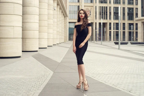 Mujer de negocios bastante hermosa en vestido negro elegante — Foto de Stock